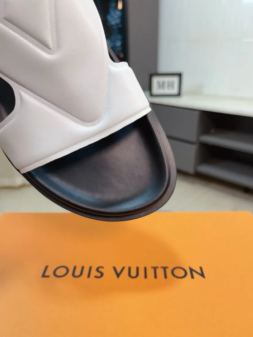 Men's shoes💰300🌹🌹【LV】Multi-color new men's slippers, original top-quality version, original special cowhide with pebbled embossing➕sheepskin on the inner and side, non-slip combination sole, more stable walking, more comfortable and lightweight, high-end and generous, size: 38~44